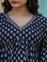 Load image into Gallery viewer, VIHANA [L/40] - Alia cut x Flared Top (Black)
