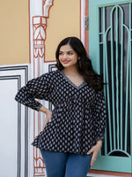 Load image into Gallery viewer, VIHANA [L/40] - Alia cut x Flared Top (Black)
