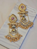 Load image into Gallery viewer, AIRA Earrings (Rani x White)
