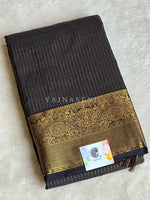 Load image into Gallery viewer, Vaira oosi x Checkered Saree - Black
